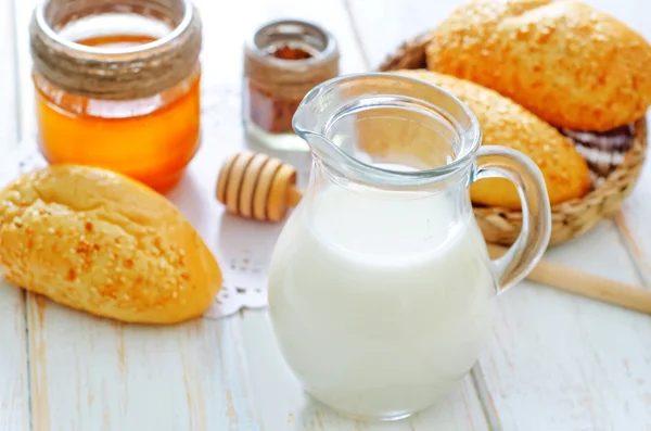 ミルク、蜂蜜、パン — ストック写真