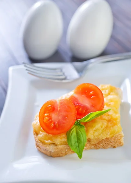Хлеб с сыром, помидорами и базиликом — стоковое фото
