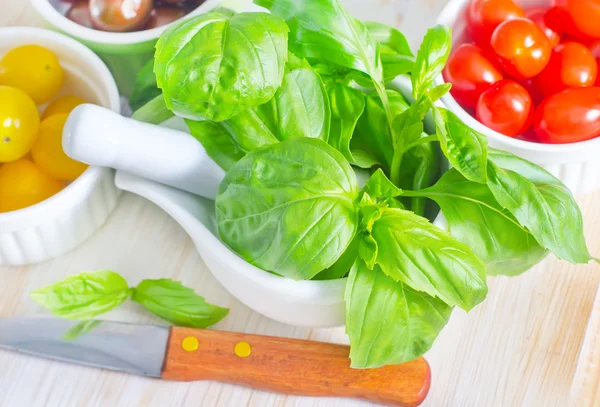 Basilikum und Tomaten — Stockfoto