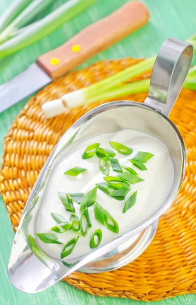 Sour cream with onion — Stock Photo, Image