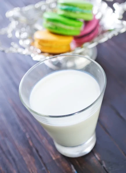 Melk en bitterkoekjes — Stockfoto