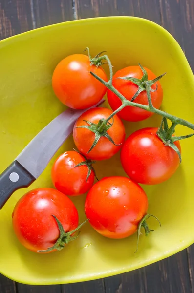 Tomate en un plato —  Fotos de Stock