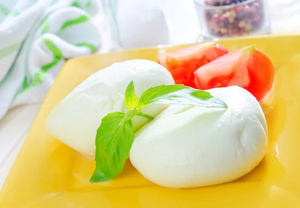 Mozzarella v destičce — Stock fotografie