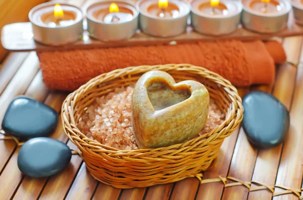 Meersalz, Seife, Handtuch und Kerzen — Stockfoto