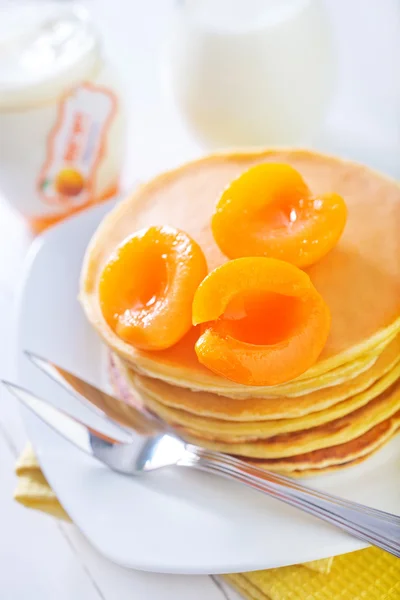 Pancakes with apricots — Stock Photo, Image