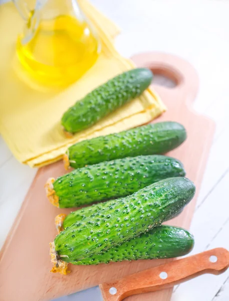Komkommers op een bord — Stockfoto