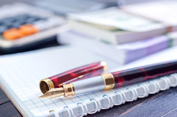 Pen and note — Stock Photo, Image