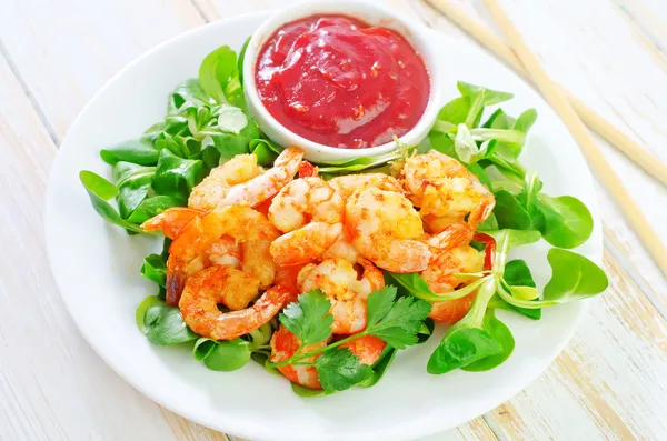 Gamberetti con insalata — Foto Stock