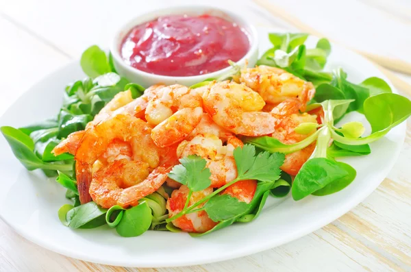 Crevettes avec salade — Photo