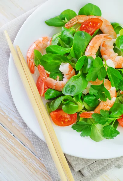 Shrimps with salad — Stock Photo, Image