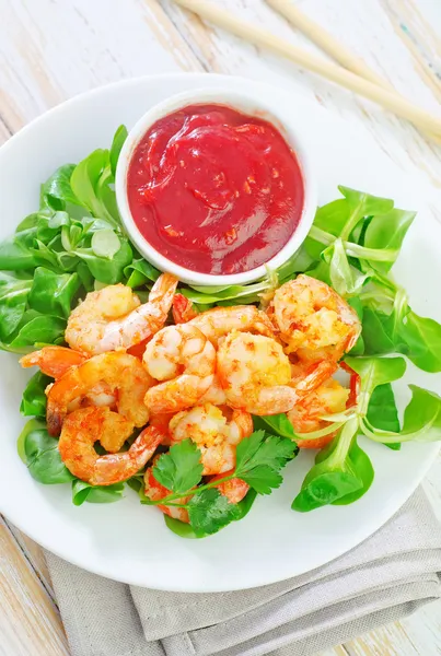 Shrimps with salad — Stock Photo, Image