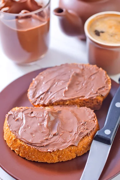 Bread with chocolate cream — Stock Photo, Image