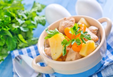 Pişmiş tavuk ve sebze.