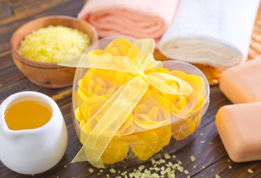 spa ahşap bir masa ayarla