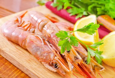 limon dilimleri ile karides