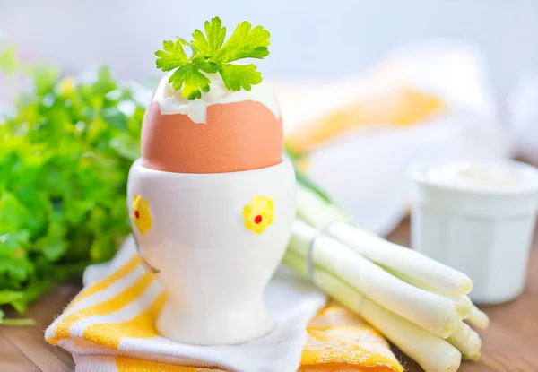 Gekochtes Ei mit Petersilie — Stockfoto