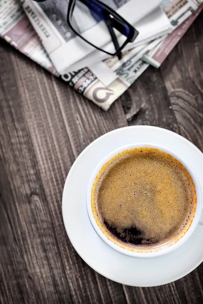 Café con periódicos —  Fotos de Stock