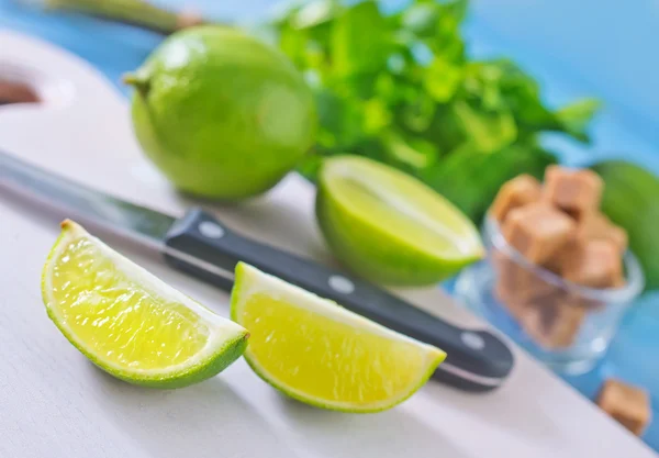 Fresh limes with mint — Stock Photo, Image