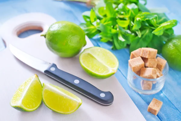 Fresh limes with mint — Stock Photo, Image