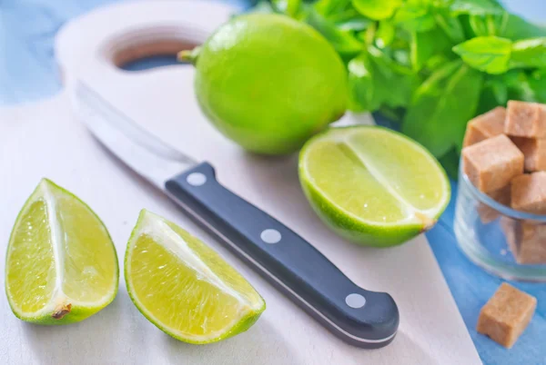 Fresh limes with mint — Stock Photo, Image