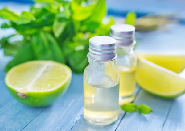 Olio aromatico con calce — Foto Stock