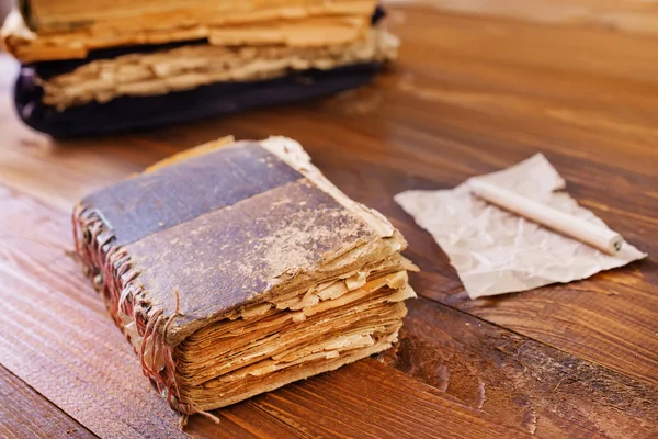 Viejo libro con un lápiz — Foto de Stock