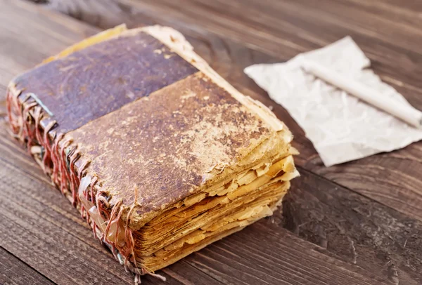 Viejo libro con un lápiz —  Fotos de Stock