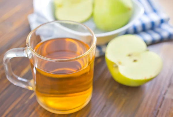 Appelsap in glas — Stockfoto