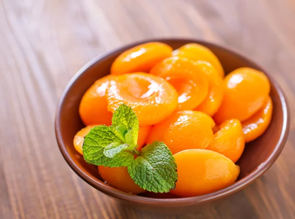 Canned apricots — Stock Photo, Image