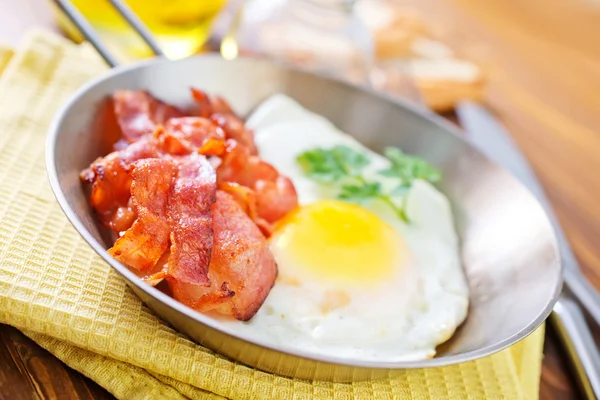 Ovos fritos com bacon — Fotografia de Stock