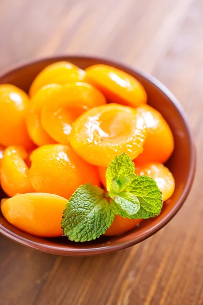 Консервированные абрикосы — стоковое фото