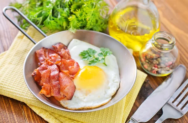 Stekta ägg med bacon — Stockfoto