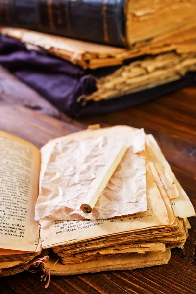 Старая книга с карандашом — стоковое фото