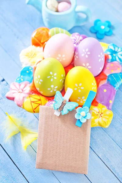 Uova di Pasqua con carta per messaggi — Foto Stock