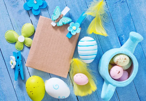 Uova di Pasqua con carta per messaggi — Foto Stock