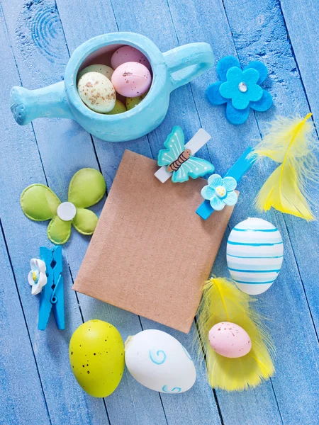 Uova di Pasqua con carta per messaggi — Foto Stock