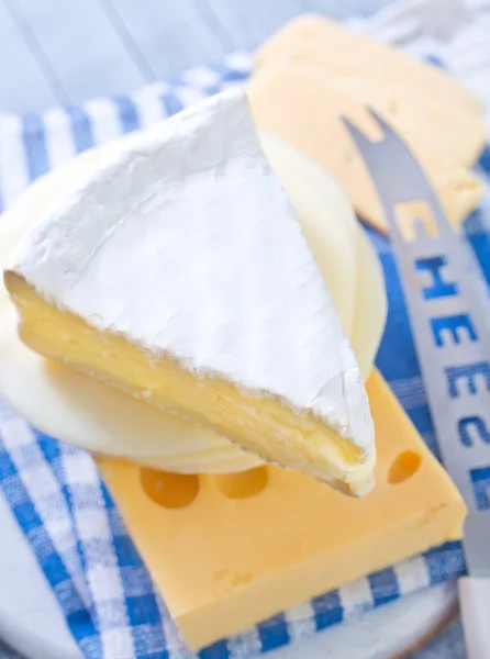 Brie ost med en kniv — Stockfoto