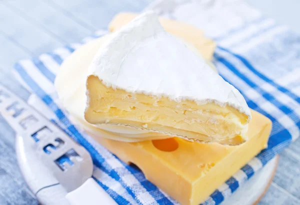 Brie Käse mit einem Messer — Stockfoto