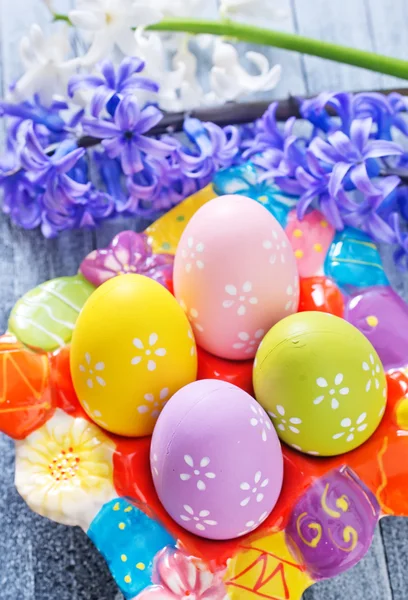 Huevos de Pascua con flores —  Fotos de Stock