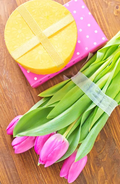 Confezione regalo e tulipani — Foto Stock