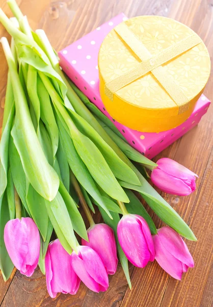 Confezione regalo e tulipani — Foto Stock