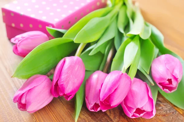 Confezione regalo e tulipani — Foto Stock