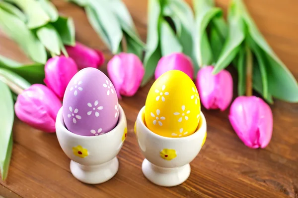 Ovos de Páscoa com tulipas — Fotografia de Stock