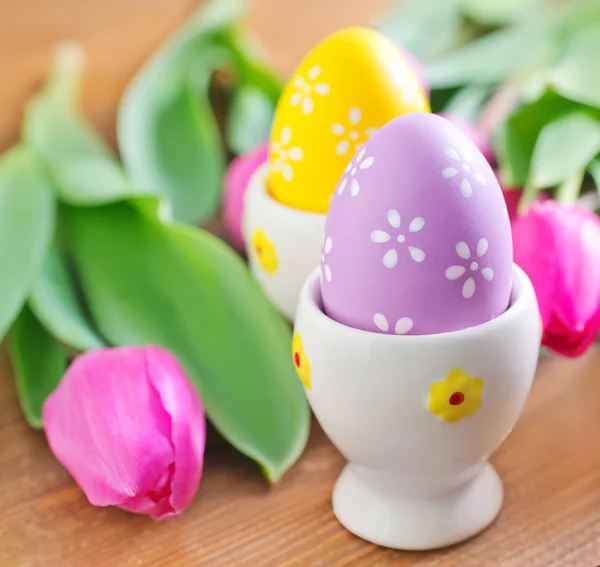 Ovos de Páscoa com tulipas — Fotografia de Stock