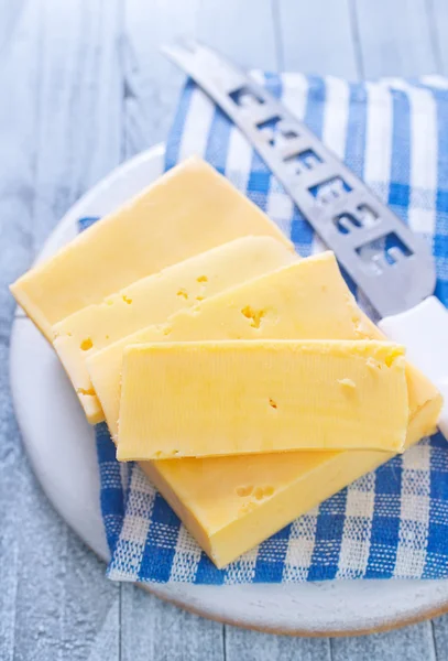 Rebanadas de queso con un cuchillo — Foto de Stock