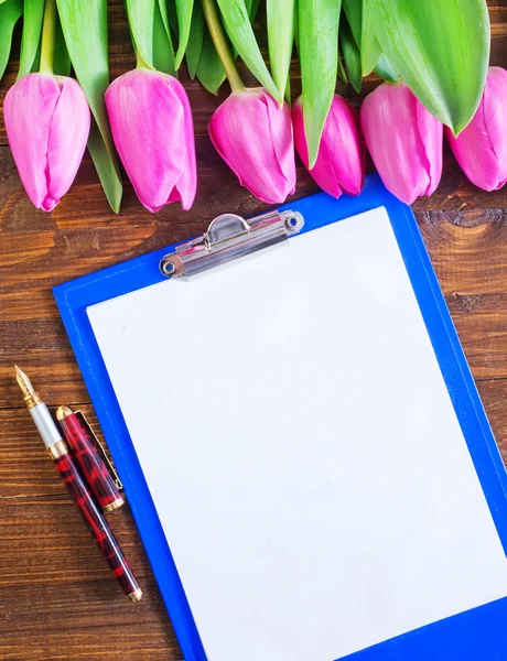 Tulips and note — Stock Photo, Image