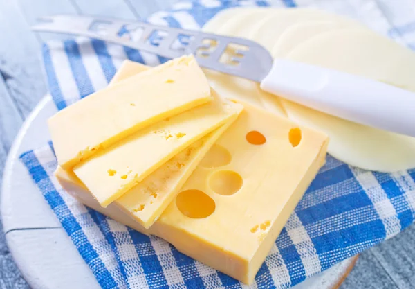 Rebanadas de queso con un cuchillo — Foto de Stock