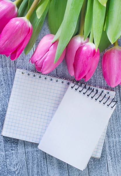 Flowers and note — Stock Photo, Image