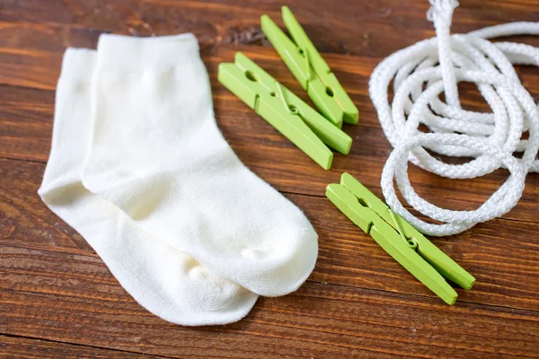 Çorap, halat ve clothespins — Stok fotoğraf