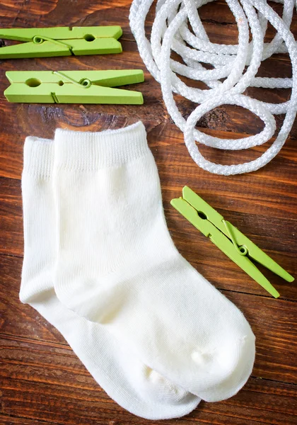Çorap, halat ve clothespins — Stok fotoğraf